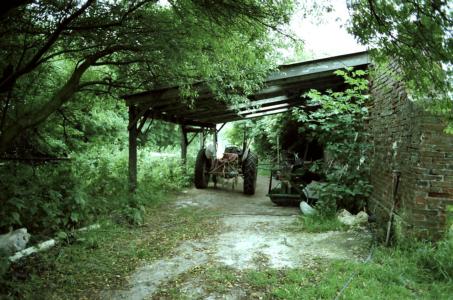 tractorshed009.jpg - 39Kb